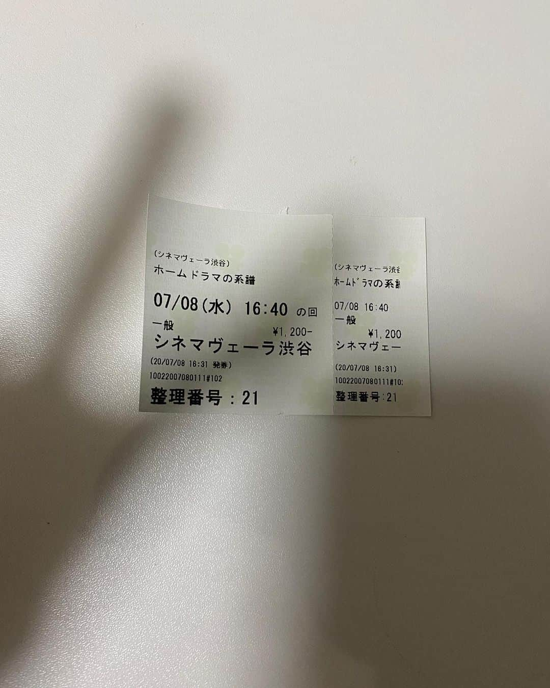 村川翔一さんのインスタグラム写真 - (村川翔一Instagram)「中村登監督作『我が家は楽し』(1951) シネマヴェーラ渋谷 DVDで観ることはあっても16mmフィルムを映画館で観るのは初めてでしたが、 両開きの舞台幕幕が映画の世界に誘ってくれました。  70年も前の作品で見慣れない暮らしや物、聴き馴染みのない言葉も その全てがとても新鮮でした！ 映像や音声も今に比べると綺麗ではないけど味わい深くて美しかった。  こんな家族って良いなと思うとても思いやりの詰まった温かい絆の作品でした。 帰りに見た夕日の空さえ映画の余韻でより美しく感じました。 チューリップは花開いたに違いない。  やっぱり映画館！！ #我が家は楽し　#中村登監督　 #笠智衆 さん #山田五十鈴 さん #高峰秀子 さん #岸恵子 さん #佐田啓二 さん #16mmフィルム　#16mmfilm #シネマヴェーラ渋谷」7月8日 20時25分 - shoichi.m.official