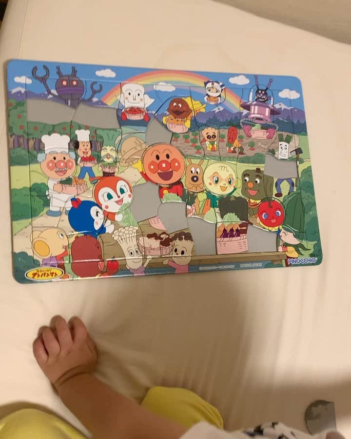 横山愛子のインスタグラム：「パズル🧩がますます上手に出来るように❗️ 55ピース❣️こんなに小さなピースなのに、一人でできる😃😃すごい！！！ つぎは違う種類買おっかな（＾_＾） #アンパンマンパズル #55ピース #2歳4ヶ月」