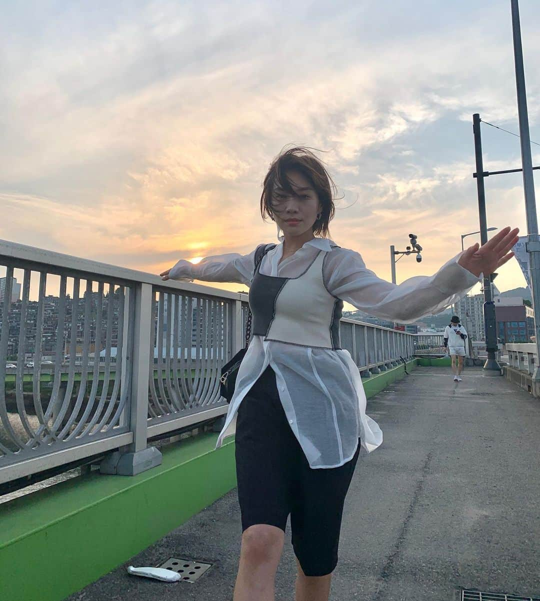 チェ・ヒソさんのインスタグラム写真 - (チェ・ヒソInstagram)「문경아 거기서 뭐해...?  What are you doing on the bridge, Moon.  feat. @shana8thave 다이아몬드 백 customized diamond bag👑」7月8日 20時29分 - lunadelizia