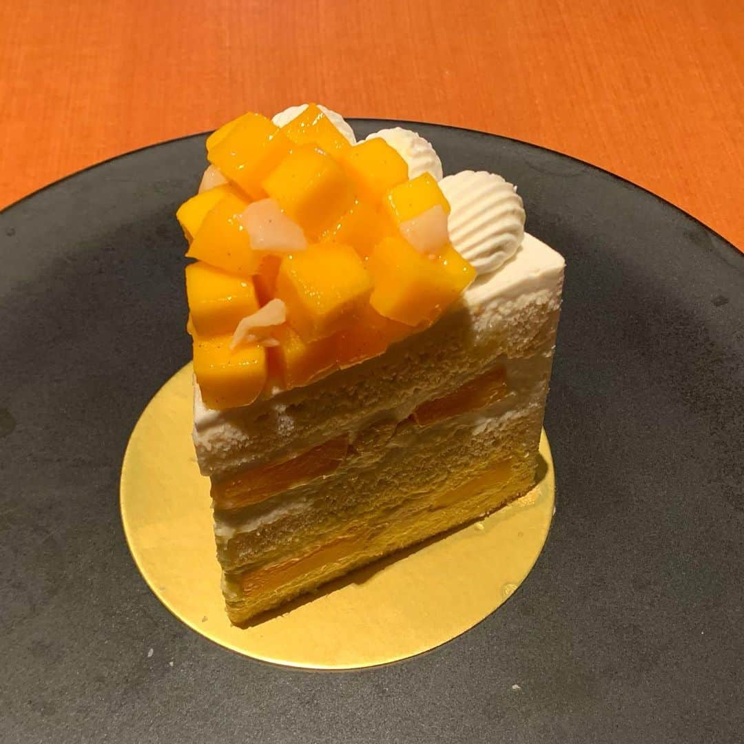 田中セシルのインスタグラム：「* ショートケーキはマンゴーが一番好きです🥭 メロンのショートケーキもとーっても好きです🍈 ショートケーキに乗ってるいちごはいつも誰かにあげます🍓 マンゴーはあげないよ♡  みんなは何ショートケーキが好き？  #SATSUKI #ショートケーキ #エクストラスーパーショートケーキ  #エクストラスーパーマンゴーショートケーキ  #新エクストラスーパーマンゴーショートケーキ  #マンゴーショートケーキ #1日限定20個」