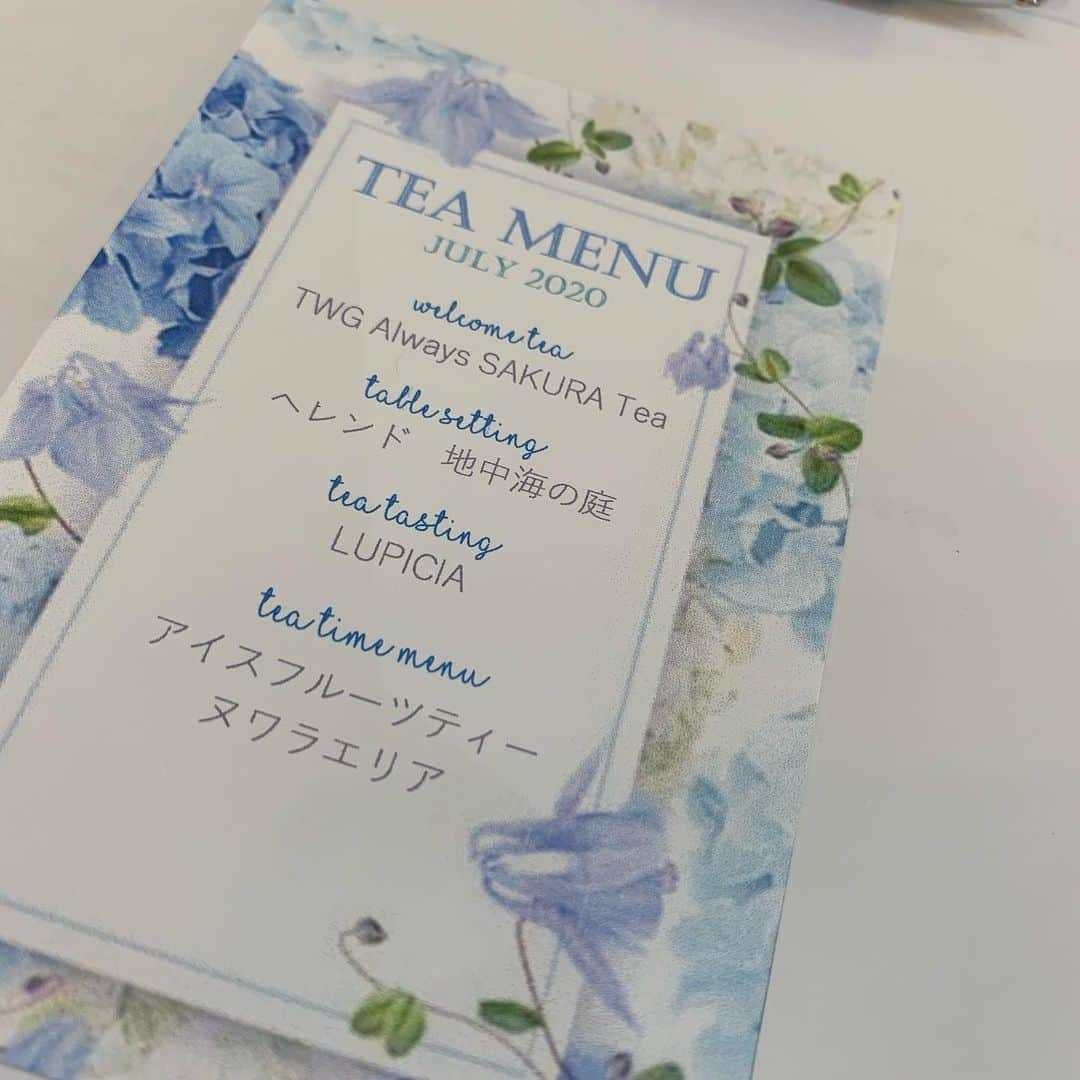 服部水季さんのインスタグラム写真 - (服部水季Instagram)「@table.alt さんの　tea lesson🥰  素晴らしいセンス溢れる空間。 非日常な雰囲気を味わえちゃった💕  紅茶の基本知識を学び、三大茶葉のテイスティングしたり、セパレートティーを作らせて頂いたり。 そして楽しいお喋りのティータイム💋  #素敵空間 #ティーレッスン #フラワーアレンジ #テーブルコーディネート  #ヘレンド」7月8日 20時36分 - yoginimizuki