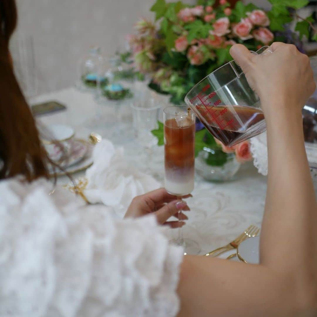 服部水季さんのインスタグラム写真 - (服部水季Instagram)「@table.alt さんの　tea lesson🥰  素晴らしいセンス溢れる空間。 非日常な雰囲気を味わえちゃった💕  紅茶の基本知識を学び、三大茶葉のテイスティングしたり、セパレートティーを作らせて頂いたり。 そして楽しいお喋りのティータイム💋  #素敵空間 #ティーレッスン #フラワーアレンジ #テーブルコーディネート  #ヘレンド」7月8日 20時36分 - yoginimizuki