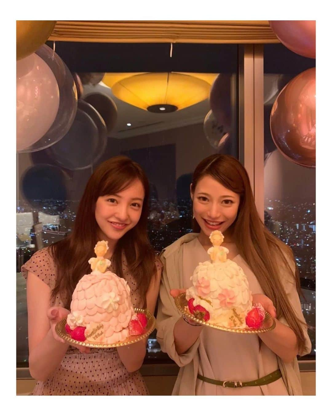 板野友美さんのインスタグラム写真 - (板野友美Instagram)「Family（父、母、妹、おばあちゃん） +マイカとBirthday Dinnerしました✨🍽🍸  マイカとは同じ誕生日なの😚💕運命、、、！  なる（妹）がマイカと私にとっても可愛い ケーキを電車に揺られながらも 大事に大事に届けてくれました🎂💕👼  そして、衝撃！最後の1枚は 9年前の20歳の誕生日の私とマイちゃん。笑 20歳になって、初のお酒を手に…🍹 2人とも若いーーー🤣  大人になりましたね♩  家族にお祝いしてもらえて とっても幸せな夜でした……🥰  #Family #Dinner #家族  #三姉妹感」7月8日 20時36分 - tomo.i_0703