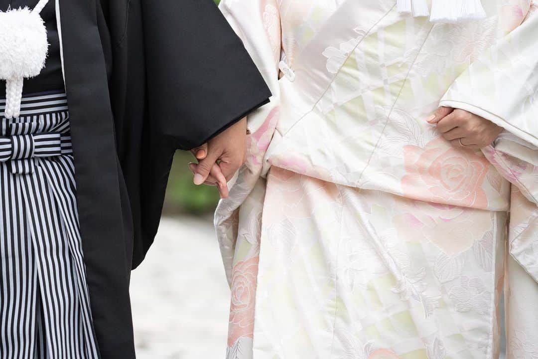 和婚スタイルさんのインスタグラム写真 - (和婚スタイルInstagram)「* 淡い色の入った白無垢と 色味を揃えたネイルカラー 手元ショットで思い出に ． ． ． ------------------------------ お二人で、ご家族で、 アットホームな和婚をご希望の方 和婚スタイルへご相談ください👘✨ ． @wakonstyle プロフィールのリンクから HPをご覧いただけます。 ------------------------------ ． ． #結婚式 #家族婚 #和婚 #wedding #和婚花嫁 #神前式 #和装ネイル #結婚写真 #白無垢 #手元ショット #和婚スタイル #wakonstyle」7月8日 20時40分 - wakonstyle
