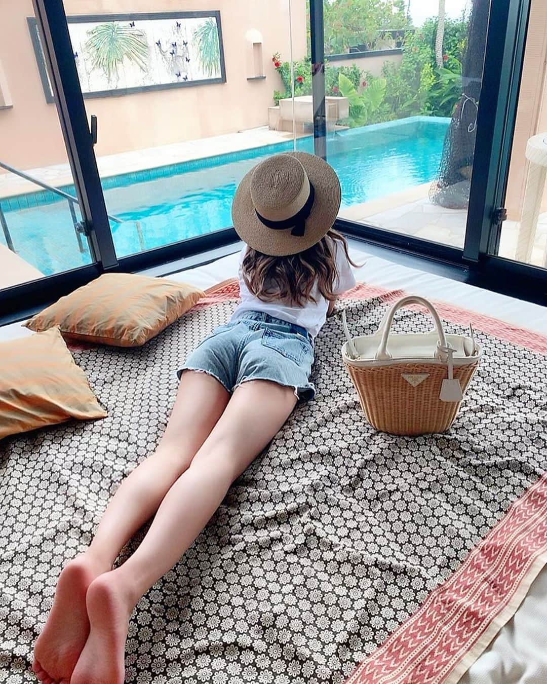 のインスタグラム：「. . 今日宮古島に到着して移動疲れで さっきまで息子と爆睡してました🤣 ロイヤルスイートルームが良すぎてうっとり🥺 . 今からフォロワーさんがオススメしてくれた居酒屋いく💕💕 みんな沢山教えてくれてありがとう✨ . . . #シギラベイサイドスイートアラマンダ #シギラリゾート #ロイヤルスイート　#宮古島　#宮古島リゾート　#家族旅行」