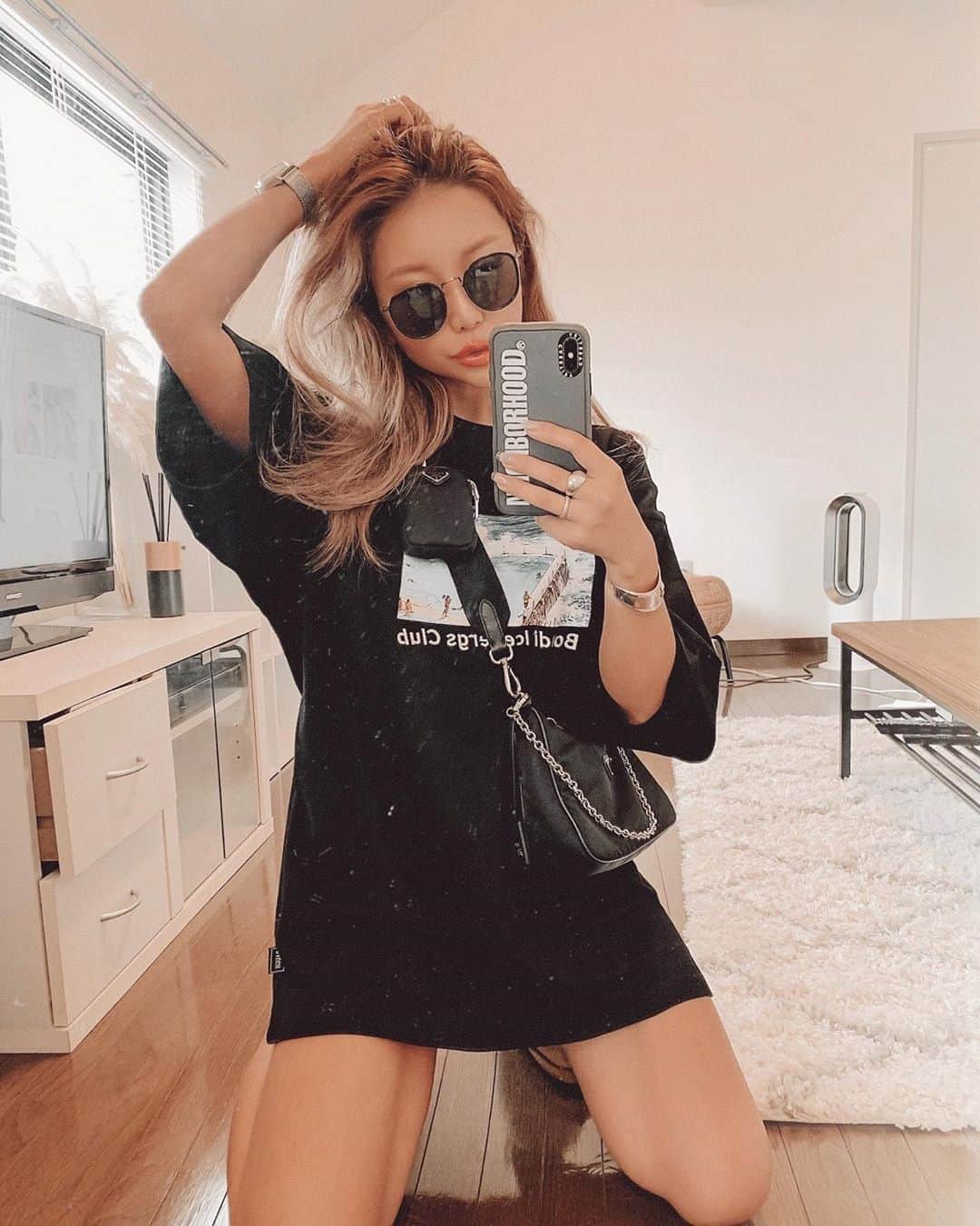 ✷kana✷のインスタグラム：「🕶 . . ALL BLACK🖤🖤🖤 海行きたくてたまらなくなる、、 ようなフォトTEEは 本日21時〜販売です！ @raugh___official  Lサイズワンピ風に！すきー！ . . #RAUGH」