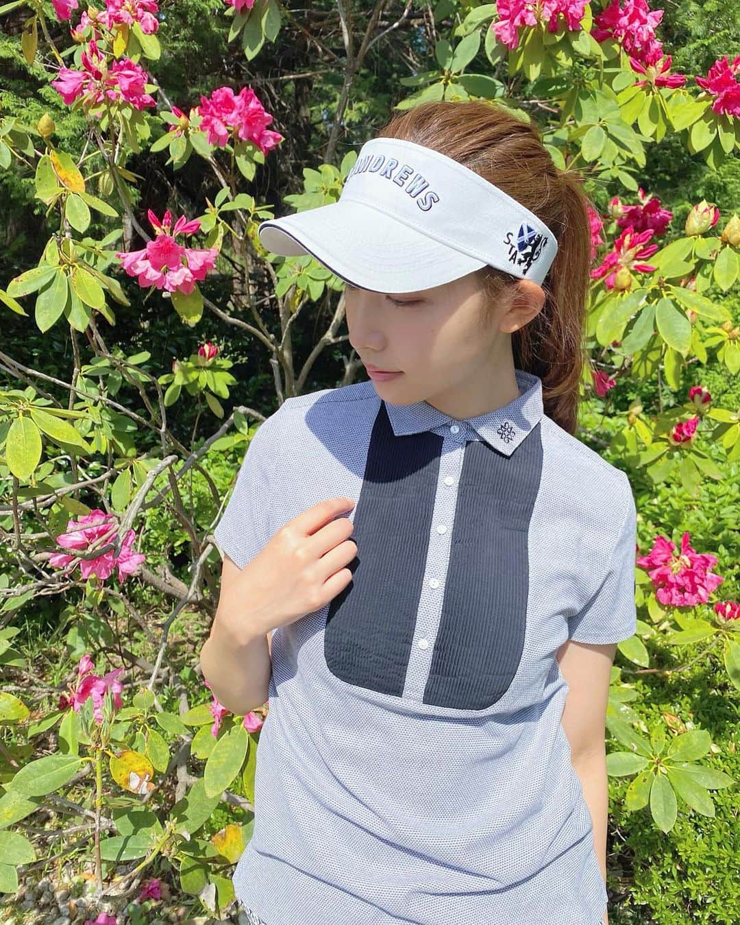 中島亜莉沙さんのインスタグラム写真 - (中島亜莉沙Instagram)「いつの日かの ゴルフウェアコーデ♡ @standrews_jp  可愛いお花の前で☺️✌🏻 #胸元のデザインがお気に入りですねんポーズ #golf #standrews #reginagolf #golfwear ﻿ #ゴルフ #ゴルフ女子 #ゴルフウェア #セントアンドリュース #レジーナゴルフ」7月8日 20時44分 - arisan_days