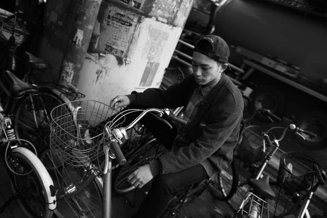 塩田康平のインスタグラム：「一見洒落たストリートショット  #モノクロで #朽ちた町並みに座る #ストリート塩田 #よく見たらチャリ屋 #よく見なくても案外チャリ屋 #チャリ修理中 #んーギアが壊れてますねぇ #塩田サイクル #チャリ壊れたら来ますか？ #直すよ？ #手真っ黒にしながら #君のチャリ直すよ？ #トキメクやろ #誰もトキメかん #塩田康平 #streetshooting #streetsnap #塩スタグラム #塩スタ #チャリスタ  Photo by MAEKEN」