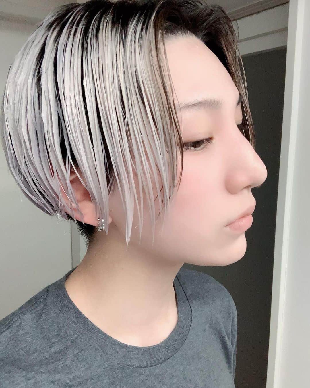 のインスタグラム：「@s_nakoshi さんにしてもらった #フェイスフレーミング めちゃくちゃお気に入り☺️ ブラックフェイスフレーミング？？ 顔周りハイライトがトレンドらしい👍  ﻿ ﻿ ﻿ ﻿ ﻿ #ショートヘアー ﻿ #フェイスフレーミング #faceframe ﻿ #silverhair  #モデル #model ﻿ #コスプレイヤー #cosplay #cosplayer﻿ #otaku #japan #Japanesegirl ﻿ #데일리룩 ﻿ #뷰티스타그램 ﻿ #머리스타그램 ﻿ #角色扮演者 #角色扮演 ﻿ #短发 ﻿」