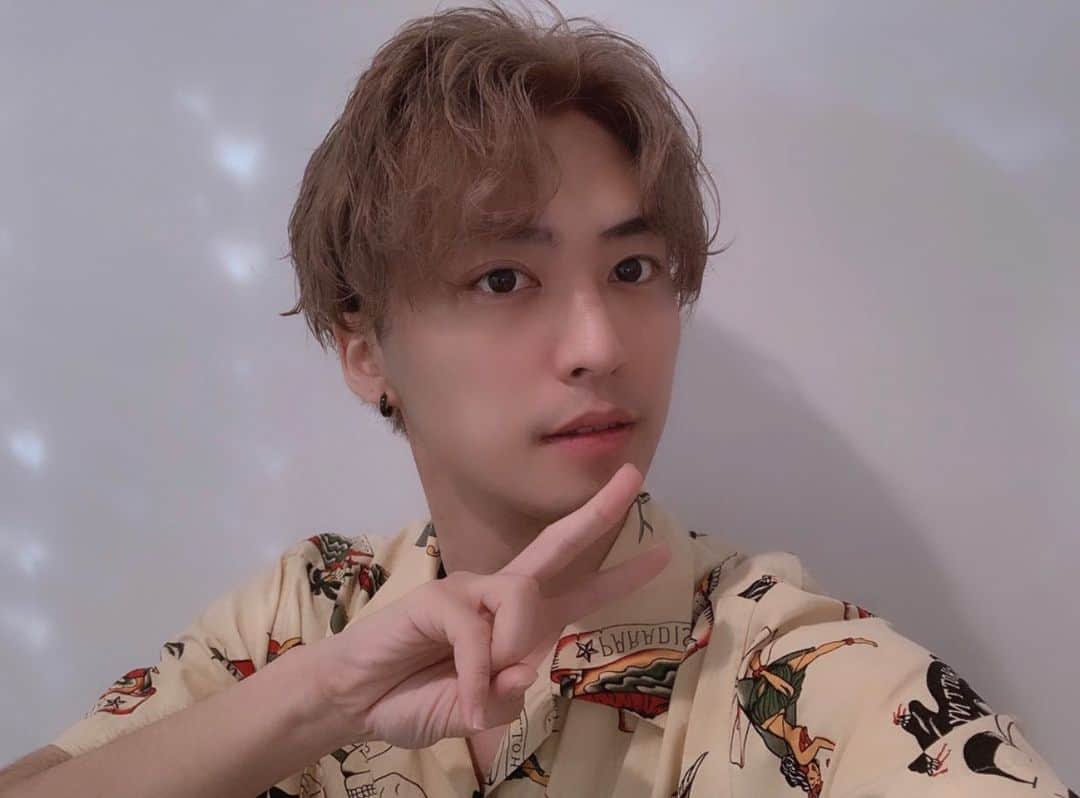 のインスタグラム：「久々の髪の毛メンテナンス。 今回も安定のベージュにしました✂︎  刈り上げも卒業って事で後ろの刈り上げ部分も伸ばしてカラーしました😊  #instagood#actor#俳優#hair#style#l4l#f4f #followme #fashion #model #ootd #instafashion #workout#cinema#cinematic#cinematicvideo#cinematicvlog#cinematicvlogger#vlog#vlogger#filmmaker」