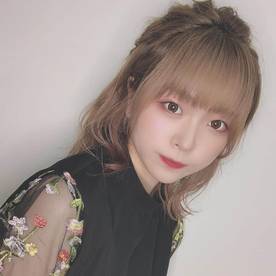 山本杏奈のインスタグラム：「髪の毛セットしてもらった👼🏻💎 かわいいみんなに直接見て欲しい。  #ヘアセット #ハーフアップアレンジ」