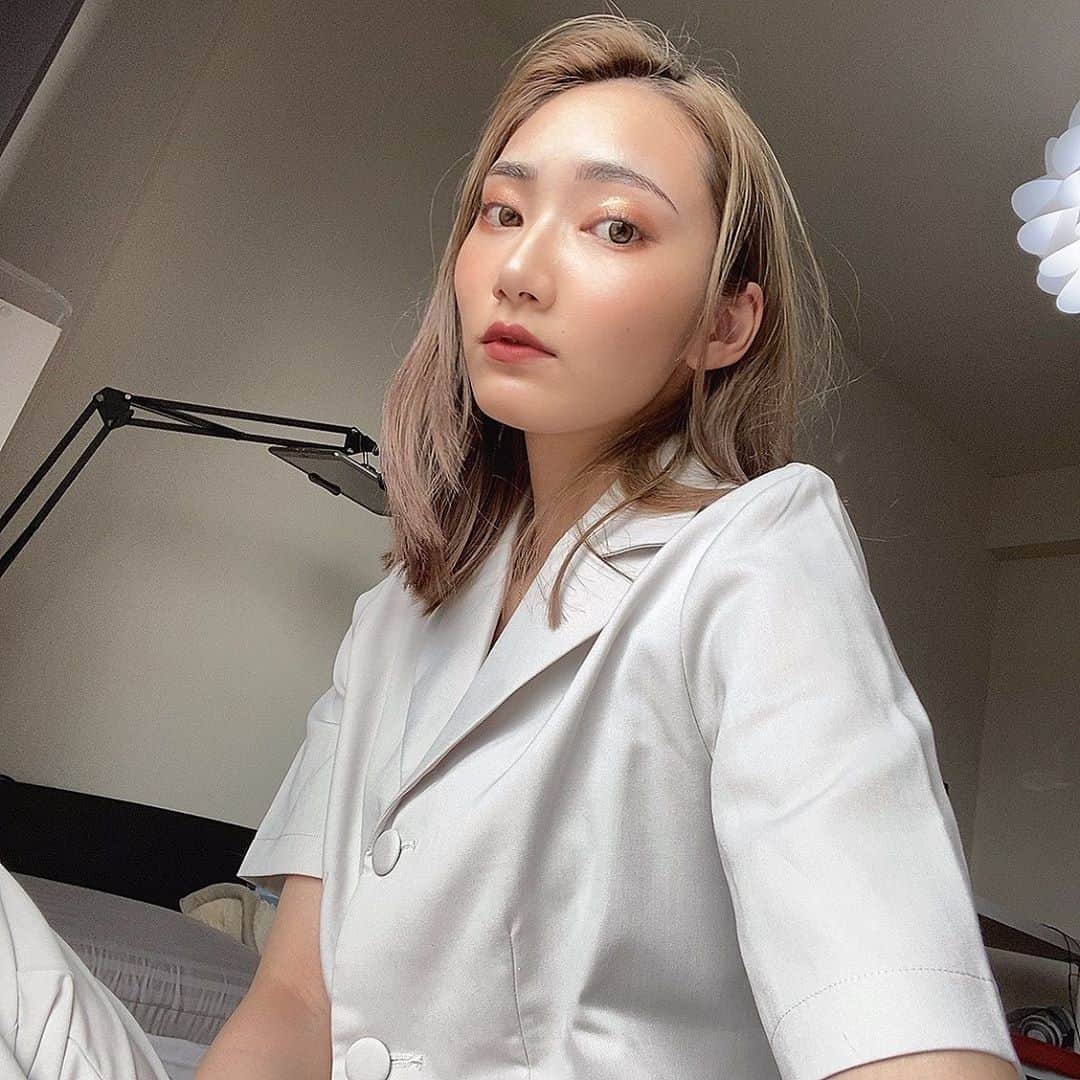ゆりのインスタグラム：「やっっっっとちょっと眉毛落ち着いてきたー😭😭😭 メイクばり楽...素敵み かっこいい良い女感満載のセットアップをゲットしたので髪とメイクもそれに寄せてみました。やっぱりセットアップ最高大好き。上がショート丈だからスタイル良く見えて嬉しい3枚目ワタルが撮ってくれたけどこのラインアップちょっとおもろいの笑う  #LVEU.  #ラブユ」
