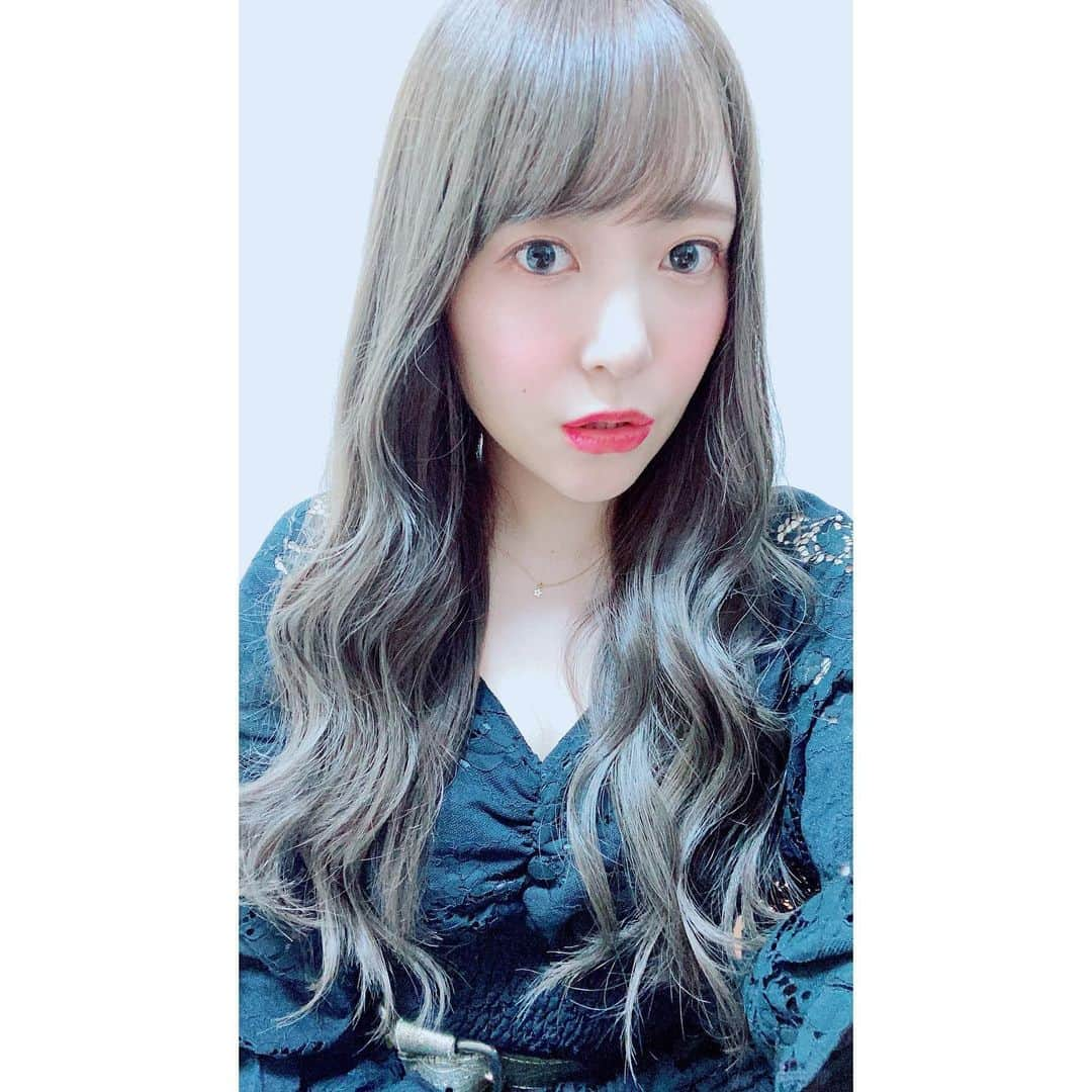 黒崎真音さんのインスタグラム写真 - (黒崎真音Instagram)「GOOD EVENING! . RISEL w/uさんにて . ヘアカラー、エクステ、トリートメントしてきた！ . リフレッシュ✨ #newhair #アッシュグレーカラー #エクステ」7月8日 20時54分 - maonkurosaki922