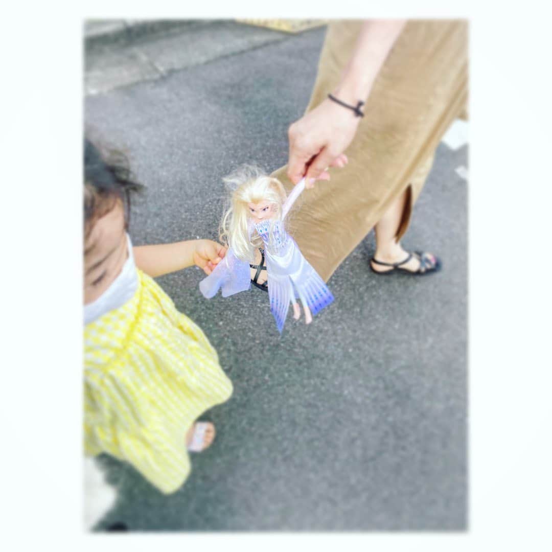 廣瀬規子のインスタグラム：「ふと、なんとなく会いたいなぁと思っていた心友からのLINEに驚いた今日。 ・ ぴったり予定が合って、 娘と3人、、いや、エルサも入れて、4人でお出掛け😊 ・ いつもそんな大した話はしないんだけど、、お互いがお互いの話を何となく聞いて、 「いいね、いいね」で、終わる。 ・ 友達って、本当に有難い。 ・ 親子共々癒してもらった🙏✨ ・ ・ #最近はエルサと手を繋ぐことも多くなりました #エルサ若干困惑顔 #3歳女の子 #女子会 #心友 #ありがとう🙏✨」