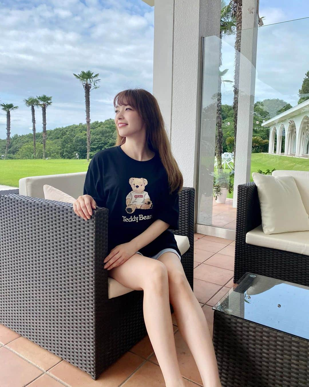 岩根沙恵子?さえみるさんのインスタグラム写真 - (岩根沙恵子?さえみるInstagram)「🏝ゴルフ前のゆったりタイム〜🥺☀️ 泊まったヴィラ•••まるで南国のよう🐳💖 . ヴィラ横のプールの前で、ふらっと撮った写真✌︎👙 みてみてっ！ 大好きなテディベアのＴシャツを着ています〜🧸👚❤︎ 可愛くないですか🥰？ 実は、私のゴルフボール入れはず〜っとくまちゃんです💖 . このＴシャツの他にも、スポーツユニフォームを着たテディベアのＴシャツもあって、若い子たちにとっても人気があるんだって〜🥺⛳️🎾🏉 2021年には［東京オリンピック］もあるし、かわいいスポーツくまちゃんＴシャツも気になる〜🏌️‍♀️💖 . #くまちゃん #テディベア好き #くまグッズ #ファッション #テディベア #ファッションコーデ #pr＃テディベアスポーツブランド #くまたろう #クマのぬいぐるみ #🐻 #ゴルフ女子 #黒tシャツ #ショーパンコーデ #紫塚ゴルフ倶楽部 #大きめサイズ #メンズサイズ #tシャツワンピース #ゴルフファッション #tシャツコーデ #リゾート風 #ヤシの木のある生活 #リゾート感 #ゴルフ場の景色 #ゴルフ場⛳️ #リゾートホテル #ヴィラ #お泊まりゴルフ #ゴルフ合宿 #お泊まりデート  #オリンピック2021 に向けて」7月8日 20時57分 - saemiltiii