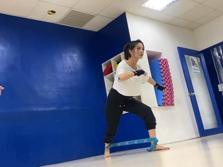 吳子霏（Ellen Wu）のインスタグラム：「武術課第四堂紀錄 進度快到開始教後旋踢了 旋到頭昏😂」