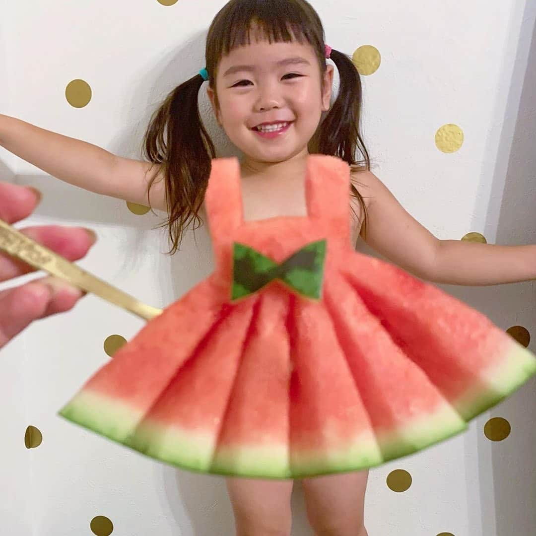 mamagirl ママガールさんのインスタグラム写真 - (mamagirl ママガールInstagram)「『この時期ならでは！スイカアート🍉』﻿ ﻿ スイカがおいしい季節がやって来ましたね😋🍉﻿ スイカドレス＆パンツを身にまとった可愛すぎるキッズたち😍👗﻿ ﻿ 夏だからこそ撮れるキッズ写真📷！﻿ スイカを食べる際はぜひ挑戦してみて下さい💓﻿ ﻿ @mmm_pea さんにスイカドレスの作り方のポイントをお伺いしました✍️﻿ ﻿ _______________________________________﻿ ﻿ 特にポイントはないのですが…😅﻿ やっぱり、プリーツスカートにしてあげるとかわいさ増します(笑)﻿ 縦に包丁を入れて、次に最初に入れた縦のラインに向けて斜めに切り込みを入れると簡単にプリーツが出来ます☺️🧡﻿ ﻿ _______________________________________﻿ ﻿ ﻿ photo by @mmm_pea @chie.0214 @mi_ro1028 @_haruka.a_ ﻿ ﻿ 素敵なお写真をありがとうございます😊💕﻿ ﻿ ﻿ 『ママガール』ではオシャレも子育ても楽しみたいママさんに向けて発信中✨ ﻿ @mamagirl_jp や #mamagirl のタグ付けをして下さった投稿からも紹介しております。﻿ ﻿ 是非、タグ付けやハッシュタグをつけて投稿してみてください🌷﻿ ﻿ ﻿ ﻿ #スイカドレス #スイカアート #スイカ #スイカ大好き #すいか #子どものいる生活 #男の子ママ #女の子ママ #子育てグラム #成長記録 #ママカメラ部 #新米ママ #子供のいる生活 #こどものいる暮らし #赤ちゃんのいる生活 #赤ちゃんのいる暮らし #ママライフ #親バカ部 #ママカメラ #子育てぐらむ #ママと繋がりたい #ママさんと繋がりたい #ママ友募集」7月8日 20時58分 - mamagirl_jp