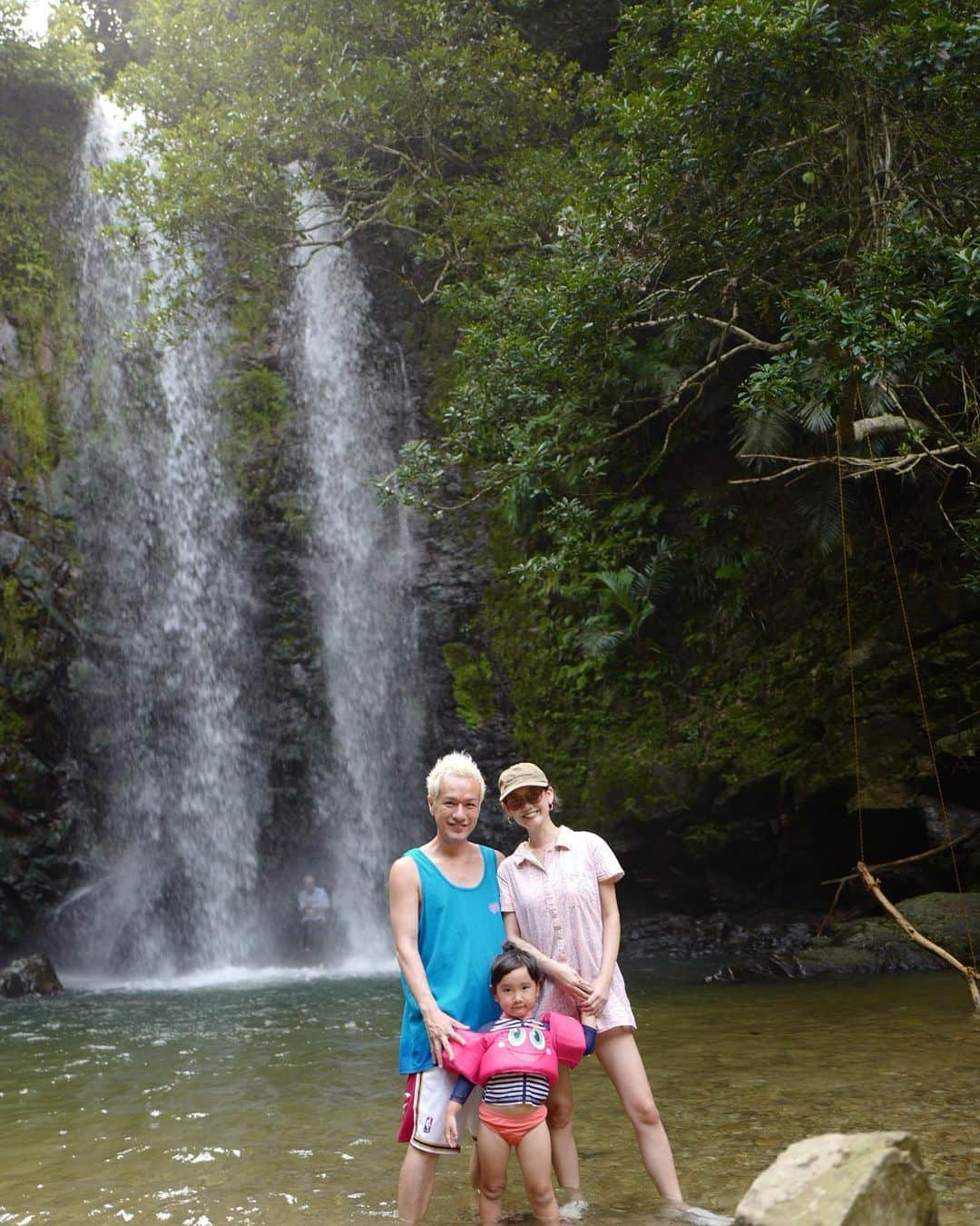 照屋 健太郎さんのインスタグラム写真 - (照屋 健太郎Instagram)「家族で初めて行った沖縄のター滝。川の水が冷たくて、風も涼しく最高のトレッキングでした。  今回、自分用に作った3色のタンクトップは @liberty____force のメッセージ"CHASE YOUR BRIGHT FUTURE"(あなたの明るい未来を追いかけて)の文字を背中にプリントしていました。偶然でしたが誕生日を迎えた娘へのメッセージとしてもピッタリの言葉でした。これからも家族で色々な体験を重ねて、明るく楽しい未来を一緒に追いかけていきましょう👨‍👩‍👧  #ター滝 #沖縄 #家族 #未来 #okinawa #leica #leicacamera #leicaq #mitchellandness #mitchellandness #LIBERTYFORCE」7月8日 20時59分 - libertyforce_teruya