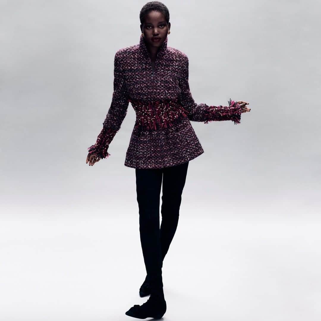 シャネルさんのインスタグラム写真 - (シャネルInstagram)「A jacket with an entirely smocked waist is worn over tapered boot-trousers in black suede — the CHANEL Fall-Winter 2020/21 Haute Couture collection, photographed by Mikael Jansson.  See all the looks on chanel.com  #CHANELHauteCouture #CHANEL @Le19M #Le19M @Maison_Lemarie #MaisonLemarie @Massaro_Paris #Massaro @MikaelJansson @AdutAkech」7月8日 21時00分 - chanelofficial