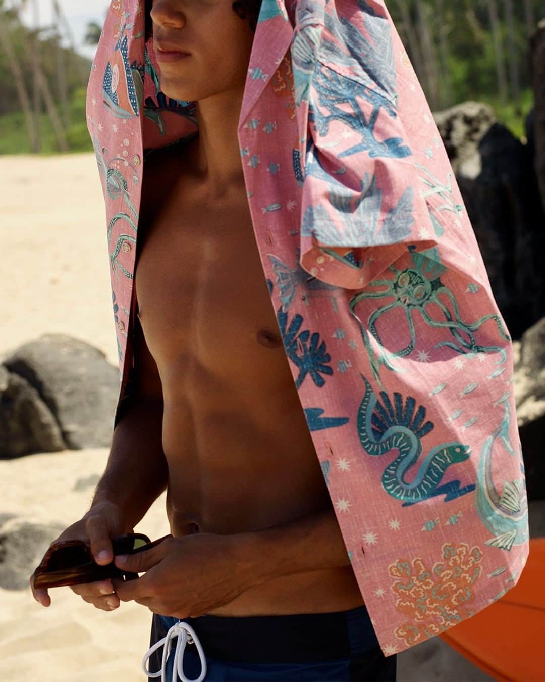 MR PORTERのインスタグラム：「Maybe the most famous maker of the aloha shirt, @reynspooner is probably best known for its washed-out prints (shirts are made inside out, with the prints on the reverse side for the sun-faded look). This camp collar 'Deep Sea Jive" shirt is exclusive to MR PORTER and is inspired by mid-century Japanese toys 🐙🐟 Head to the link in bio or tap to shop. #MRPORTERGoneSurfin 📷 @misha_taylor」