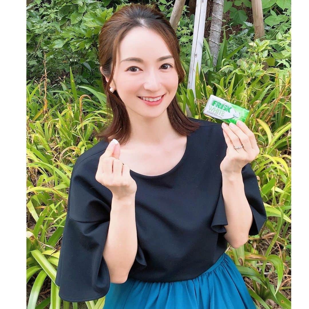 Mayuko Watanabe 渡辺真由子さんのインスタグラム写真 - (Mayuko Watanabe 渡辺真由子Instagram)「新しく3月に発売された『フリスクホワイト アップルミント』を食べるとお口がすっきりするのはもちろん、美容成分まで配合されているので笑顔に自信が持てます😆✨✨ 私が学生のときは一粒が小さくて一度に2、3粒を食べてた記憶がありますが😀、 これは一粒が以前のフリスクの5粒分の大きさがあるので一粒食べたら大満足できます🥰💕パッケージもしっかりしていて私の好み( ˊᵕˋ )♡ しかも味も美味しいんです！！ 私は外でも家でも口寂しくなったり疲れを感じた時に食べて、お口をリフレッシュさせて子育ての合間の気分を落ち着かせています( *˘ ³˘)♡♡♡ #FRISK#FRISKWHITE#フリスクホワイトアップルミント#輝く笑顔#前向き#PR #子育て中#男の子ママ#二児ママ」7月8日 21時03分 - watanabe_mayuko