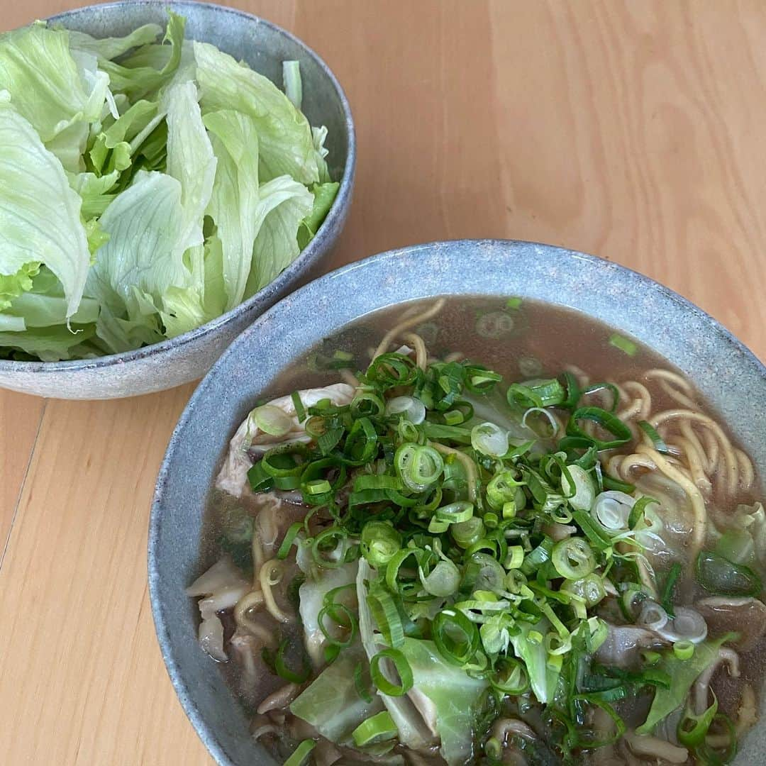 椿鬼奴さんのインスタグラム写真 - (椿鬼奴Instagram)「今日の昼は大さんが舞茸、ネギ、キャベツの野菜たっぷり #ラ王 を作ってくれました！サラダ(レタスのみ)は私( #椿鬼奴 )が作りました！ 食後は安定のアイス( #ジャイアントコーン )を食べ、すぐ横になって首がつった大さん。 #グランジ大の主夫メシ @satodaidaidai #人は100キロ超えるとこうなる」7月8日 21時04分 - tsubakioniyakko