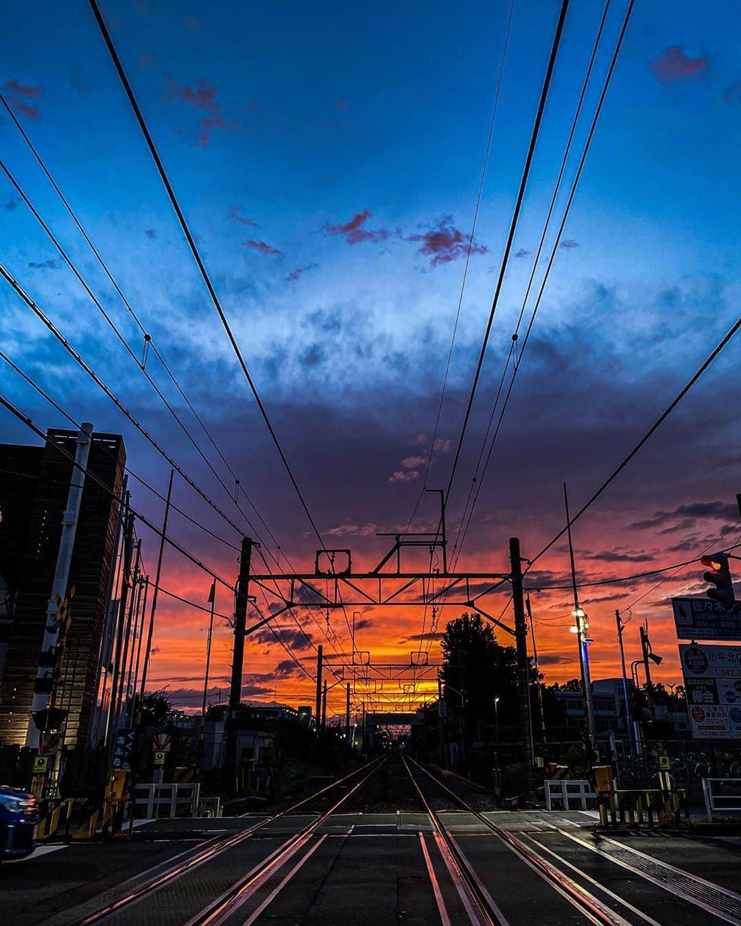 上本昌代さんのインスタグラム写真 - (上本昌代Instagram)「今日の空凄かったなぁ🌆 Today's sunset. #sunset #夕日 #夕焼け #nature #sky #今日の空 #beautiful #線路 #railway #tokyo #japan #breathtaking #早く梅雨開けないかな」7月8日 21時04分 - masayomai