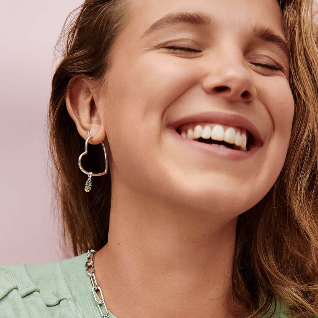 PANDORAさんのインスタグラム写真 - (PANDORAInstagram)「That feeling when you nail the winning jewellery combination that becomes your new go-to look. 🙌 @milliebobbybrown #SomethingAboutYou #PandoraMe #Pandora」7月8日 21時06分 - theofficialpandora
