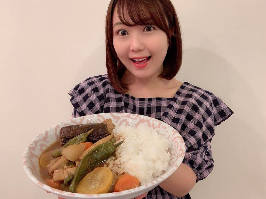 嶋梨夏さんのインスタグラム写真 - (嶋梨夏Instagram)「夏野菜カレーを作った日🍛💓シシトウとかヤングコーンとか黄色ズッキーニとか入れたいお野菜を全部入れたら多すぎた😂ナスは丸ごと入れると良いって聞いたから丸ごと入れてみたけどこれも大きすぎて結局切って食べたので、切れば良かったかなと🙂あともっと辛くすれば良かったなぁって思ったので、また夏の間に別のお野菜使って辛めの夏カレー作ってみます🥳✨✨✨ . . . . . #おうち時間 #stayhome #おうちごはん #自炊 #夏野菜カレー #夏野菜 #カレー #curry #簡単ごはん #アラサー女子 #丸顔 #ショートボブ #ぷに子 #ぽっちゃり #photooftheday #JAPAN #japanesegirl #avex #avexmanagement #instagood #followme #シマリカご飯 #しまりか手乗りごはん #ricashima #嶋梨夏」7月8日 21時06分 - shimarica_jp