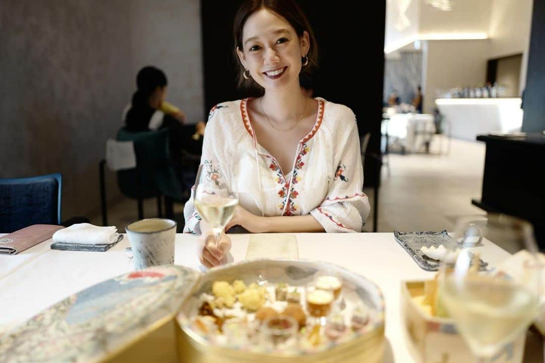 清水わかこさんのインスタグラム写真 - (清水わかこInstagram)「結婚記念日前日の夜は 久しぶりの外食🍽 幸せすぎた時間。 丸６年。 ７年目もよろしくお願いします🍀 @teruya1223  #いつもありがとう #この2人と家族になれて幸せ #結婚記念日 #結婚生活 #7年目 #やちむん #うつわ」7月8日 21時07分 - wakacham_