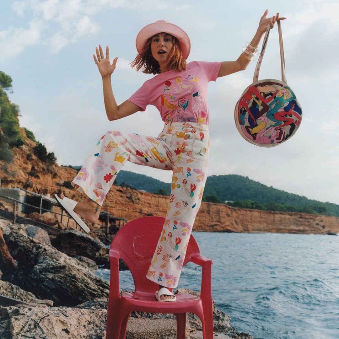 デシグアルのインスタグラム：「Hello from #Ibiza 👋 Miranda’s total look is ready for your next #summer escape. #MirandaLovesDesigual」