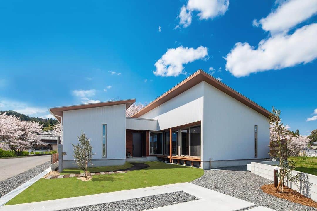 ルポハウス一級建築士事務所さんのインスタグラム写真 - (ルポハウス一級建築士事務所Instagram)「・ ・ ・ 桜を背景に、青空と白ガルバリウムのコントラストが美しい外観。 ・ 大小２つのボリュームに架かる片流れ屋根は、遠景の山並みを思わせます。 ・ ・ ・ 𓐌𓐌𓐌𓐌𓐌𓐌𓐌𓐌𓐌𓐌𓐌𓐌𓐌𓐌𓐌𓐌𓐌𓐌  ルポハウスの施工事例はこちらまで☞ @reposhouse  𓐌𓐌𓐌𓐌𓐌𓐌𓐌𓐌𓐌𓐌𓐌𓐌𓐌𓐌𓐌𓐌𓐌𓐌 #ルポハウス は#ちょっとかっこいい家 を"友人のために" という思いでつくっています。 一生に一度の#マイホーム。 「あなたにしかできない」×「ルポハウスだからできる」で、 私たちだけの#家づくり を思いっきり楽しんでみませんか？！ ・ ・ ・ #住宅 #注文住宅 #新築一戸建て #デザイナーズ住宅  #一級建築士事務所 #設計事務所  #滋賀県大津市 #滋賀県草津市 #滋賀県栗東市  #滋賀県近江八幡市 #外観デザイン #外観イメージ #ホワイトガルバ #白いガルバ #平屋 #平屋外観」7月8日 21時09分 - reposhouse