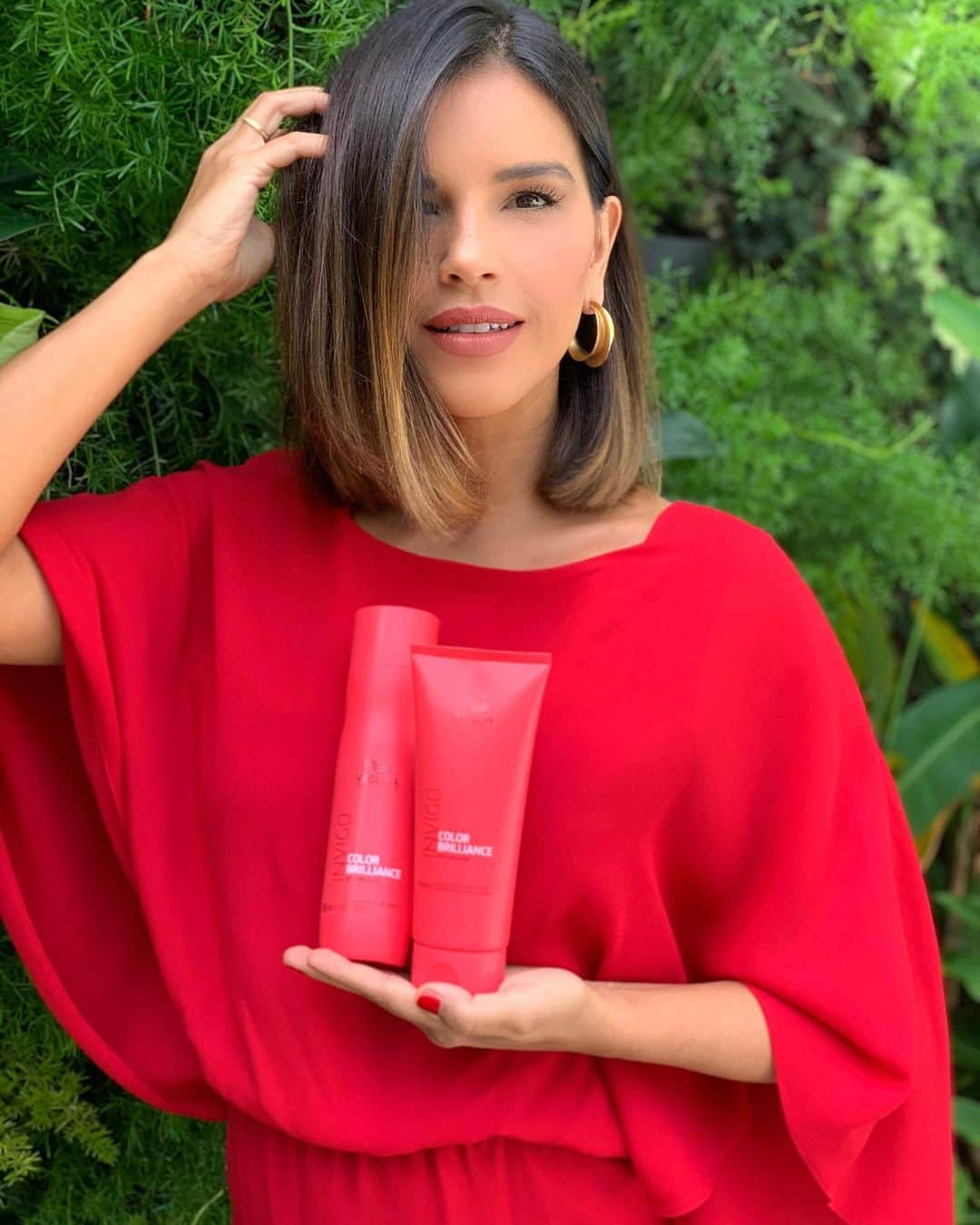 Mariana Riosさんのインスタグラム写真 - (Mariana RiosInstagram)「Este ano a @wellaprobrasil completa 140 anos de história, e eu estou muito feliz em fazer parte deste momento ao lado de uma marca que cuida e inspira!Aproveito para mostrar a linha que tenho usado, e que inclusive é a responsável por manter o meu cabelo no tom natural! Tenho cuidado dos meus fios em casa neste momento, enquanto não volto com meu querido @romeufelipe ♥️Color Brilliance faz com que meu cabelo não desbote por até 7 semanas! Quem é que não gosta dos cabelos brilhantes e com a cor viva, né? Eu amo! ❤️」7月8日 21時18分 - marianarios