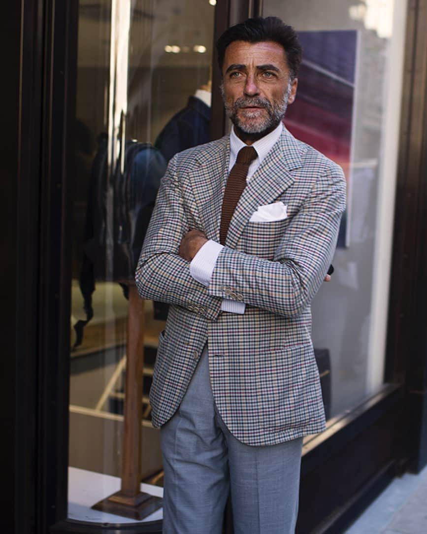 スコット・シューマンのインスタグラム：「Ah! Summer tailoring with a tan! @tommasocapozzoli」