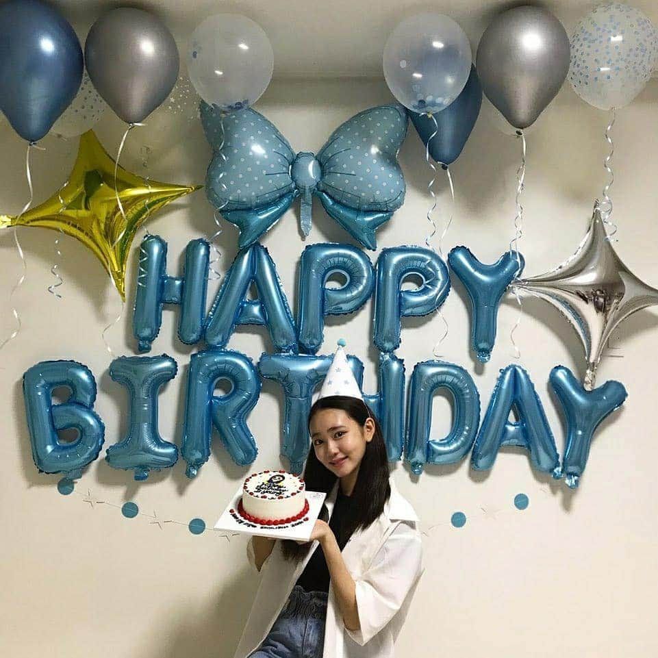 キム・ジヨンのインスタグラム：「🎂 MY BIRTHDAY 🎁   고등학생이 된 후 처음으로 맞이 한 생일, 수 없이 많은 분들의 축하 덕분에 너무나도 행복하게 보낼 수 있었습니다- 이번 생일은 유독 잊지 못할 추억들을 많이 만들었는데요! 우선 생일 파티해준 우리 1반 친구들을 비롯하여 가족들, 지인분들 또 친구들이 정말 많은 축하를 해줘서  깊은 감동을 받았습니다😭 제가 정말 많은 사랑을 받고 있다고 깨닫게 해준 아주 소중한 올해 생일이었어요- 디엠으로 축하 메세지 보내주신 많은 분들께도 감사드립니다:) 힘 얻어서 남은 2020년도 더 좋은 영향을 여러분께 드릴 수 있는 배우 되도록 노력하겠습니다! 감사하고, 또 말로 표현할 수 없을만큼 사랑합니다❕♥️  #HBD🎂」