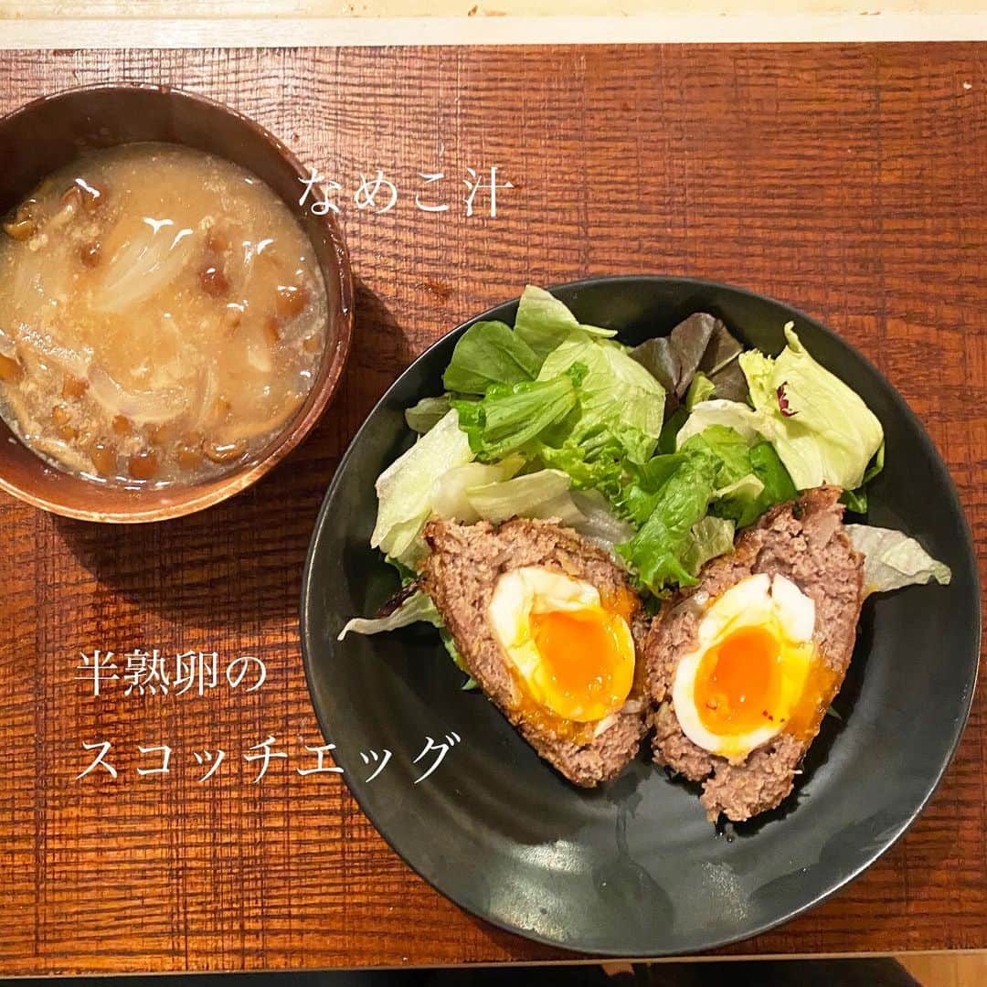 日野達也のインスタグラム：「ビールに最高に合うスコッチエッグ🥚 半熟卵が食欲そそる☺️ . 久しぶりにyoutube撮らずに料理したからゆるーく☺️ . 料理は息抜きに最適🍺 お酒を美味しく楽しめるご飯次は何作ろうかな🤔 . #スコッチエッグ　#なめこ汁」