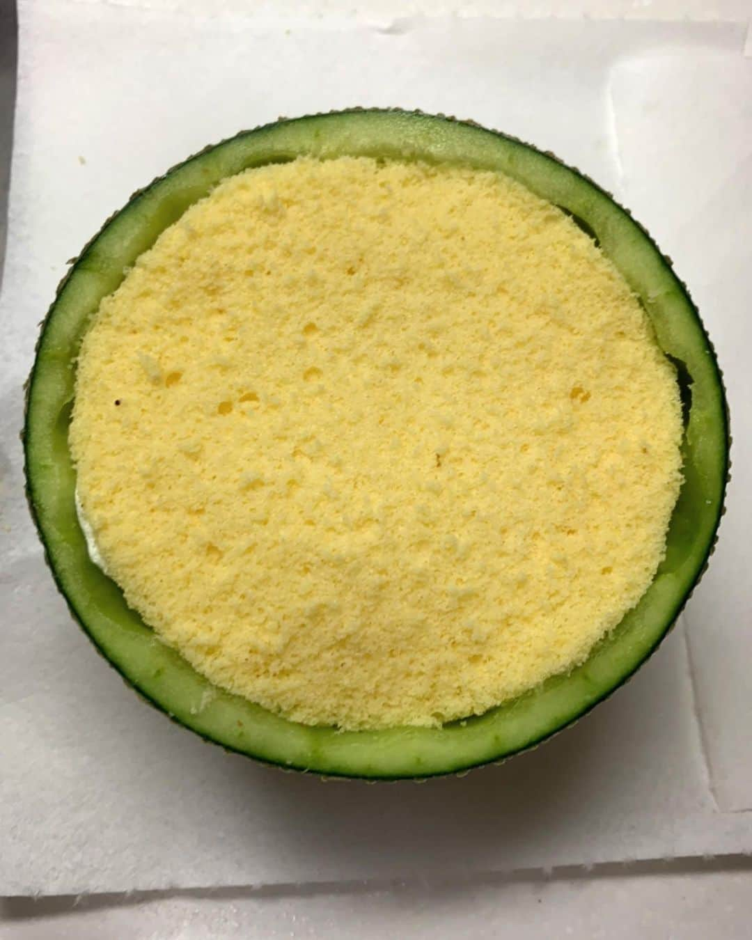 みかんさんのインスタグラム写真 - (みかんInstagram)「頂いた🍈で作ったよん🍈🎂 どうしてもハタダさんで食べたドデカメロンの味が忘れられなくて自分で作った🤣 もちろんハタダさんの方が何倍も美味しいんだけど、これはこれでみかん流の味付けになって旨かった✌️ スポンジから焼いたからね🥰 スポンジは自信あるのよ💖 この時期のメロンは本当美味しい🍈お隣さんにもお裾分けしたわ😏お隣はラッキーね🤞自分で言うなってねぇ(笑) お菓子作りもものまねも同じ✨ 作ったら笑顔になってくれるから作りたいのよね🥰 その気持ちはずっと忘れずにしたいわね💖って真面目かぁ🤣 今日は動画の撮影でむらせくんにも会ったのでオネェージャー宅で食べました❤️ ハタダさん…職が無くなったら雇って下さい🙏 出来れば工事半分、販売半分のいいとこ取りで(笑) #ハタダさんのドデカメロンの再現 #メロン沢山 #映えますな #クソ旨かった #今が旬のさくらんぼも #もちろんみかんは忘れずに #メロン＆スポンジ&生クリーム #めちゃ合う #むらせくん #オネェージャー #動画撮影」7月8日 21時13分 - mikan02241984