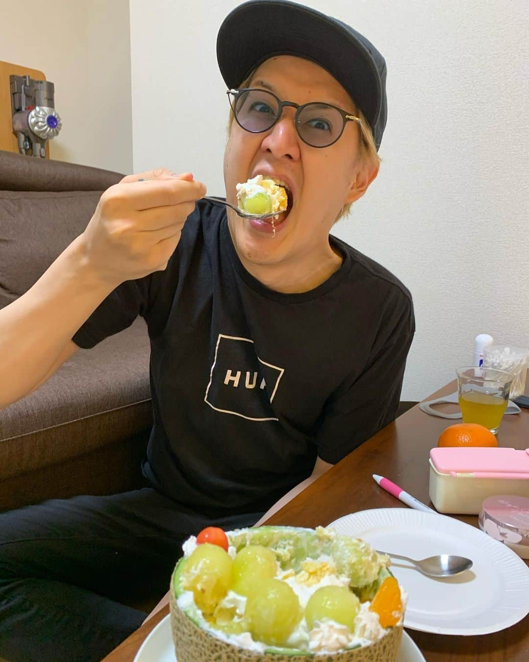 みかんさんのインスタグラム写真 - (みかんInstagram)「頂いた🍈で作ったよん🍈🎂 どうしてもハタダさんで食べたドデカメロンの味が忘れられなくて自分で作った🤣 もちろんハタダさんの方が何倍も美味しいんだけど、これはこれでみかん流の味付けになって旨かった✌️ スポンジから焼いたからね🥰 スポンジは自信あるのよ💖 この時期のメロンは本当美味しい🍈お隣さんにもお裾分けしたわ😏お隣はラッキーね🤞自分で言うなってねぇ(笑) お菓子作りもものまねも同じ✨ 作ったら笑顔になってくれるから作りたいのよね🥰 その気持ちはずっと忘れずにしたいわね💖って真面目かぁ🤣 今日は動画の撮影でむらせくんにも会ったのでオネェージャー宅で食べました❤️ ハタダさん…職が無くなったら雇って下さい🙏 出来れば工事半分、販売半分のいいとこ取りで(笑) #ハタダさんのドデカメロンの再現 #メロン沢山 #映えますな #クソ旨かった #今が旬のさくらんぼも #もちろんみかんは忘れずに #メロン＆スポンジ&生クリーム #めちゃ合う #むらせくん #オネェージャー #動画撮影」7月8日 21時13分 - mikan02241984