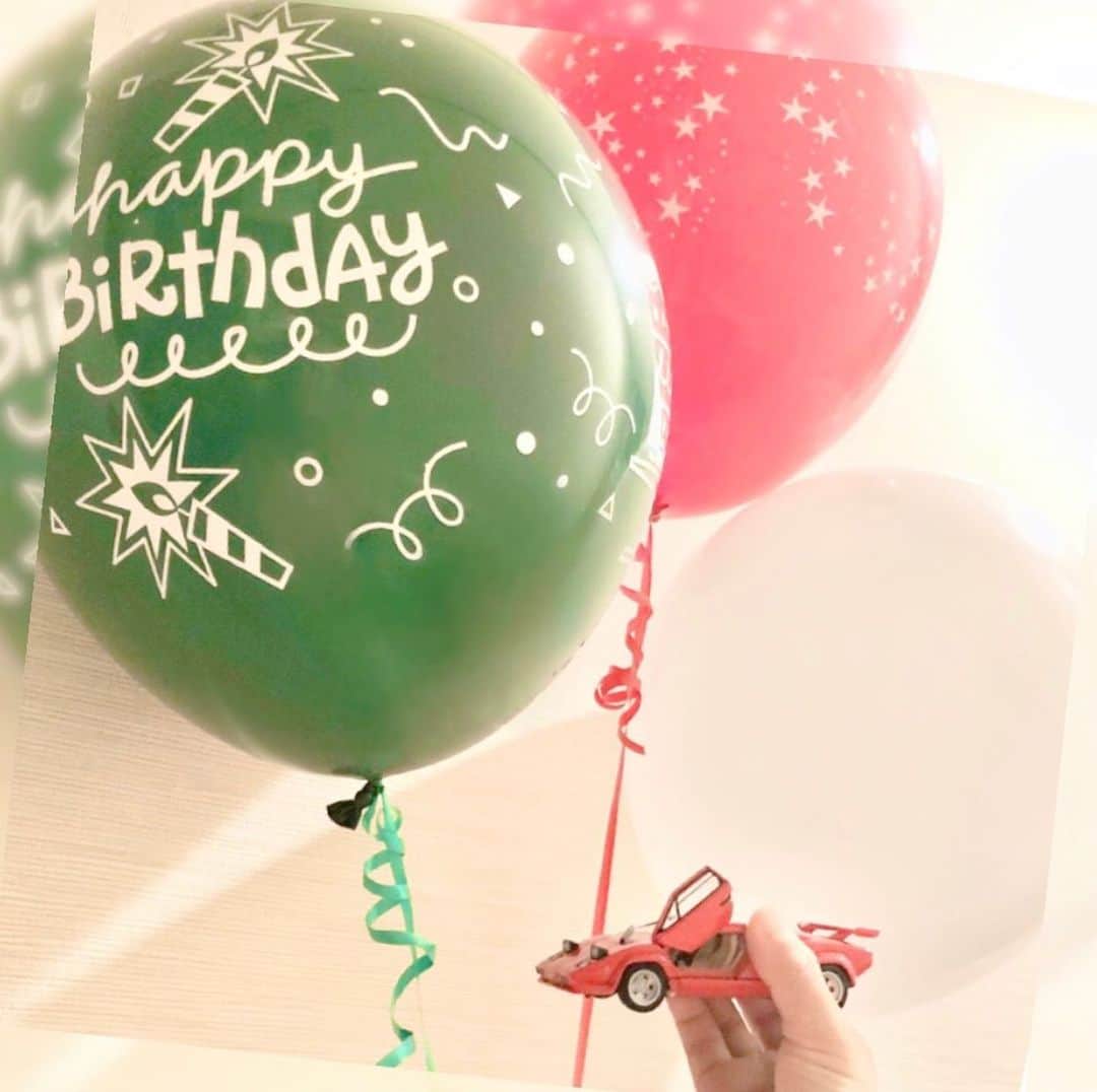 愛風ゆめのインスタグラム：「この前のお誕生日会👑 今年のバルーンは、 『イタリアっぽいのがいいなぁ🇮🇹🏎』と🤣🎈 難しい注文でしたが、こんな感じに👍 最近はすっかり"かわいい"が抜けて来て、男らしく…💓😢 車と、なによりも妹を愛する👦になりました❤️😘💋 ＊ #おめでとう　#🎉　#お誕生日　#男の子　#birthday #balloon #🇮🇹 #italy #iltricolore #👦」