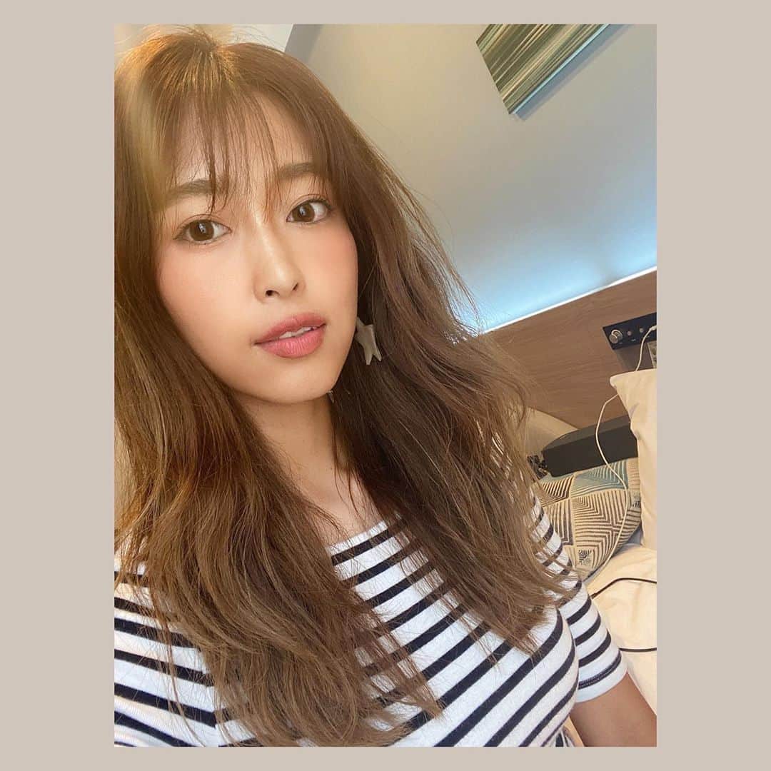 森山菜々のインスタグラム：「.﻿ 沖縄のビーチは強風すぎて、髪乱れまくり🍃👱🏼‍♀️笑﻿ 荒れた髪の毛をなぜか収めました。📸﻿ ﻿ 私、面長界の代表すぎて、それを隠したくて前髪はもう2年以上変わらずシースルーバングなんやけど、なんのスイッチが入ったのか、かきあげれる位までまた伸ばしてみようかな〜🤏🏽﻿ ﻿ 周りにはどうでもいいコトだけど何かとコンプレックス多めで困っちゃうよな、🤕 女子ってたいへん🧏🏼‍♀️ #面長界の代表」