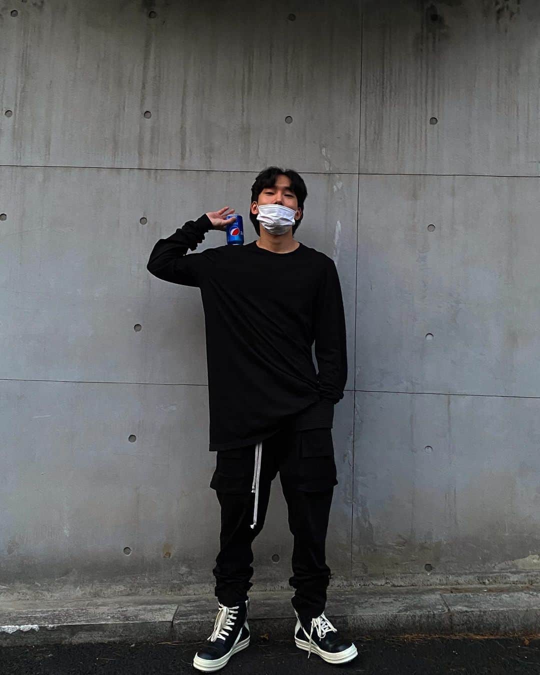 テハ のインスタグラム：「마시다 당신으로부터 눈을 닫은 상태로 음료입니다 두 가지. 코카 혹은 펩시. 선택 펩시 그것입니다.  #아이원 #ione #펩시 #pepsi #펩시맨」