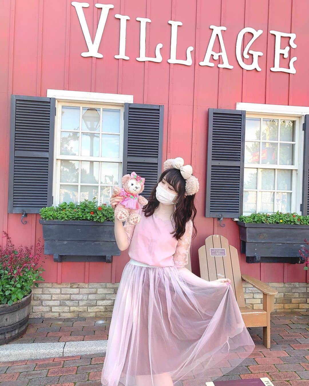 のインスタグラム：「🧸🎀﻿ ﻿ ディズニー再開して﻿ ディズニーシー行った日は、﻿ シェリーメイコーデでした💕🧸﻿ ﻿ ただ、ご飯食べたり飲み物飲んだりする時以外﻿ パーク内ずっとマスク！﻿ 写真撮る時もこんな感じ🤣﻿ まぁこれはこれで、こんな時もあったねーって﻿ いつか振り返れる日がくると信じて✨﻿ (マスク外してる、食事の時の写真は﻿ 先日アップしてるから見てね♬)﻿ ﻿ ランドも近々行けることになったから﻿ めちゃくちゃ楽しみっ❤❤️️😍﻿ ﻿ ﻿ #シェリーメイバウンド#ディズニーシー#シェリーメイコーデ#ダッフィーフレンズ#シェリーメイ#tokyodisneyresort#tokyodisneysea#disneysea#shelliemay」