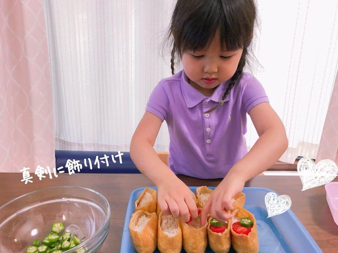 南まりかさんのインスタグラム写真 - (南まりかInstagram)「. いなり寿司の飾り付けをしてくれました✨  お手伝い楽しいの顔も見せてくれて(笑)、とても上手で見た目も美味しくなりました♬ . #お手伝い大好き #3歳女の子 #七夕  #いなり寿司 #美味しくできました」7月8日 21時23分 - marica_minami