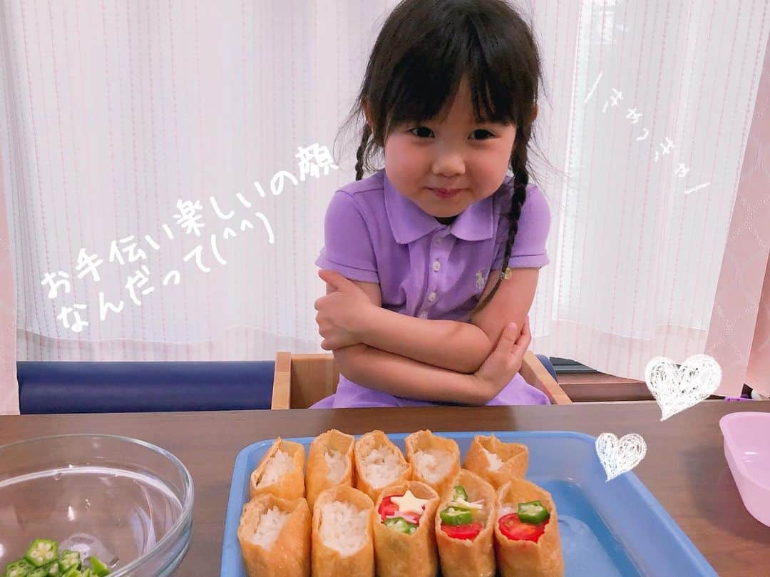 南まりかのインスタグラム：「. いなり寿司の飾り付けをしてくれました✨  お手伝い楽しいの顔も見せてくれて(笑)、とても上手で見た目も美味しくなりました♬ . #お手伝い大好き #3歳女の子 #七夕  #いなり寿司 #美味しくできました」