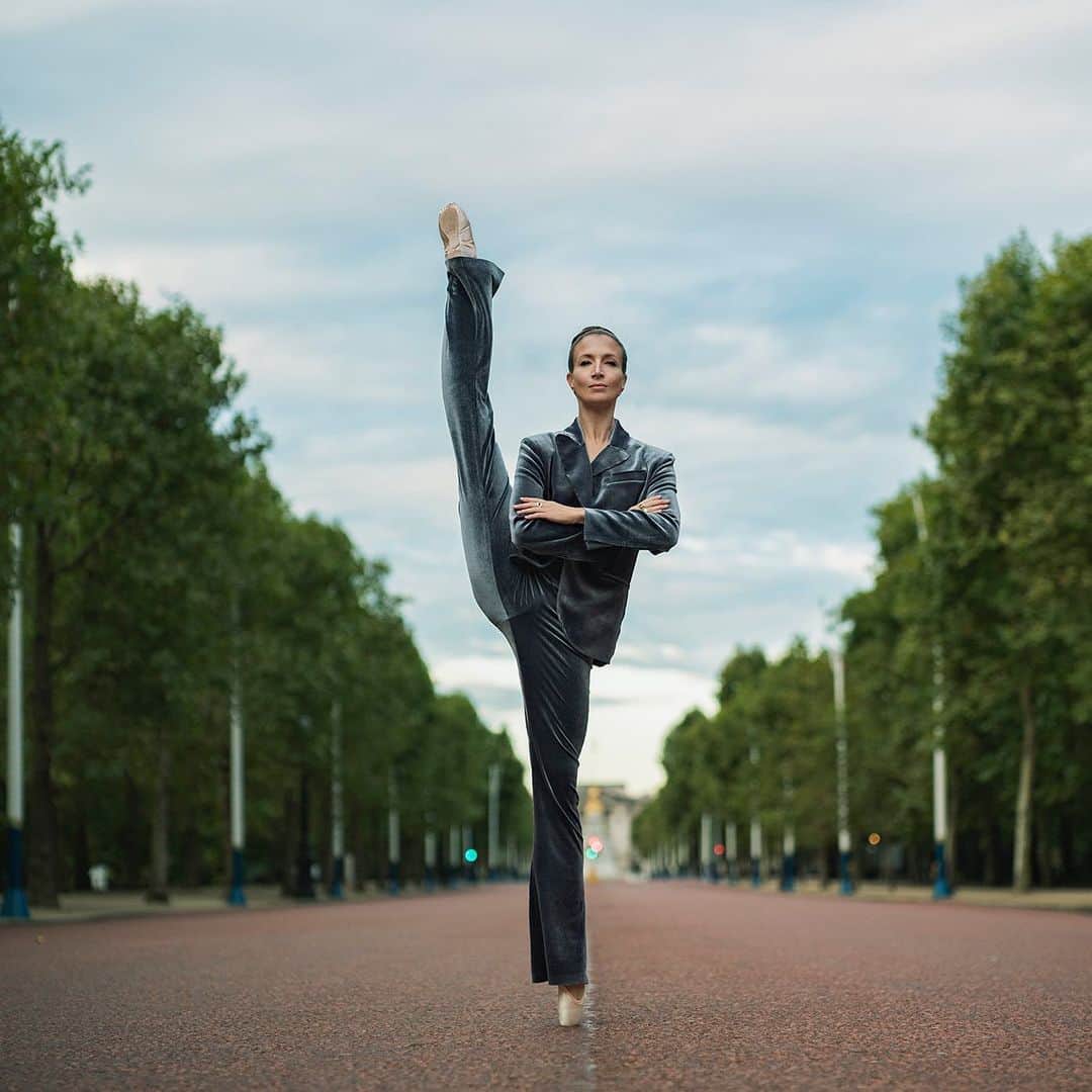 ballerina projectさんのインスタグラム写真 - (ballerina projectInstagram)「𝗟𝗮𝘂𝗿𝗲𝗻 𝗖𝘂𝘁𝗵𝗯𝗲𝗿𝘁𝘀𝗼𝗻 on the Mall. #ballerina - @londonballerina #themall #buckinghampalace #london #ballerinaproject #ballerinaproject_ #ballet #dance #pointe #laurencuthbertson   𝗕𝗮𝗹𝗹𝗲𝗿𝗶𝗻𝗮 𝗣𝗿𝗼𝗷𝗲𝗰𝘁 𝗯𝗼𝗼𝗸 is now in stock. Go to @ballerinaprojectbook for link.」7月8日 21時23分 - ballerinaproject_