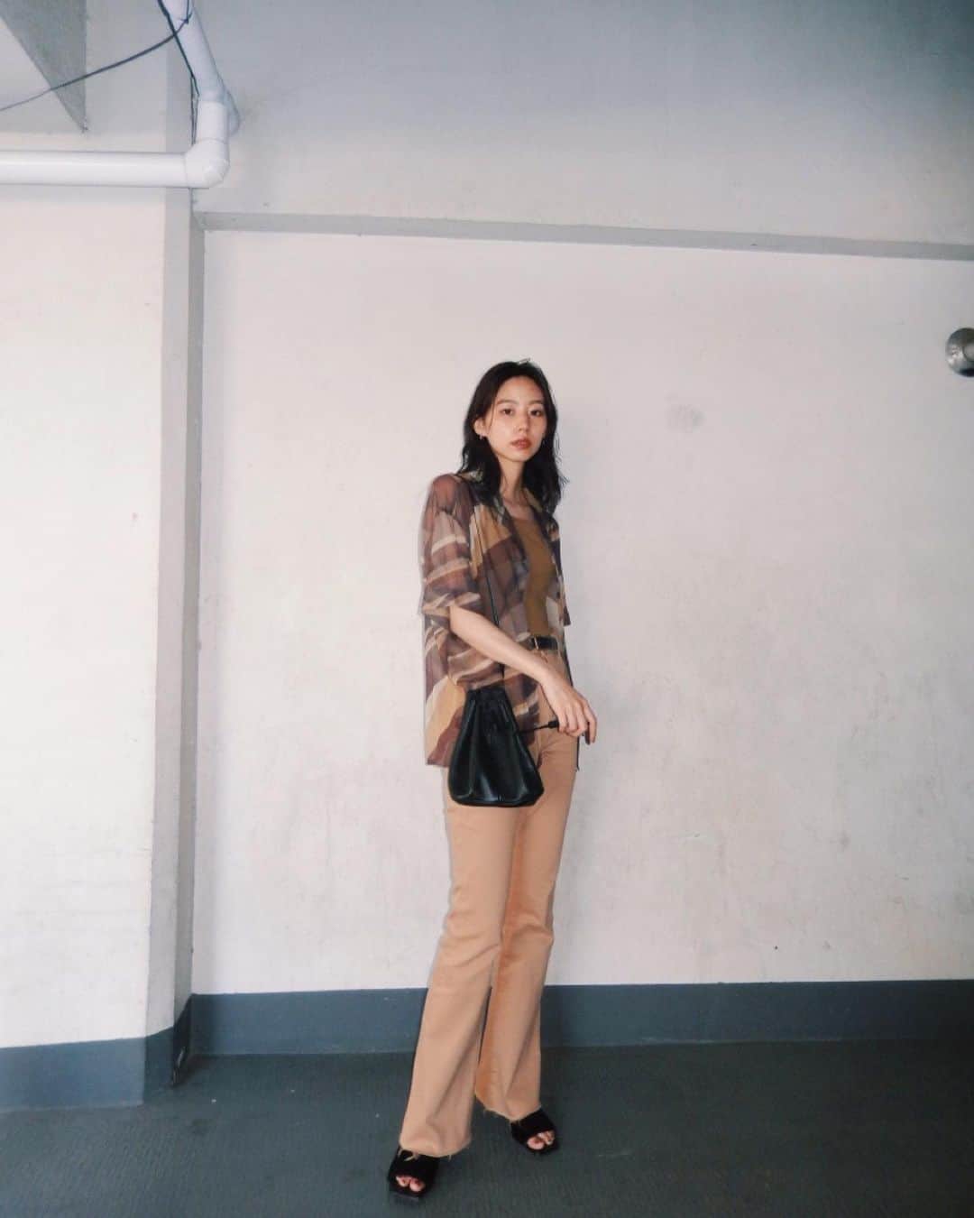 Shiho Sasakiのインスタグラム：「前にちらっと載せたシャツ✨ @sheltterwebstore で予約開始してたよ👏 細かい楊柳素材に、オリジナルのウェーブ柄をのせた1着✨ シアー素材なのでうるさすぎず、 普段柄を着ないという方にもおすすめです💟 この絶妙なカラーリングにこだわりました✨ 色違いのピンクも鮮度があっておすすめ✌️ #MOUSSY#MOUSSYSNAP」