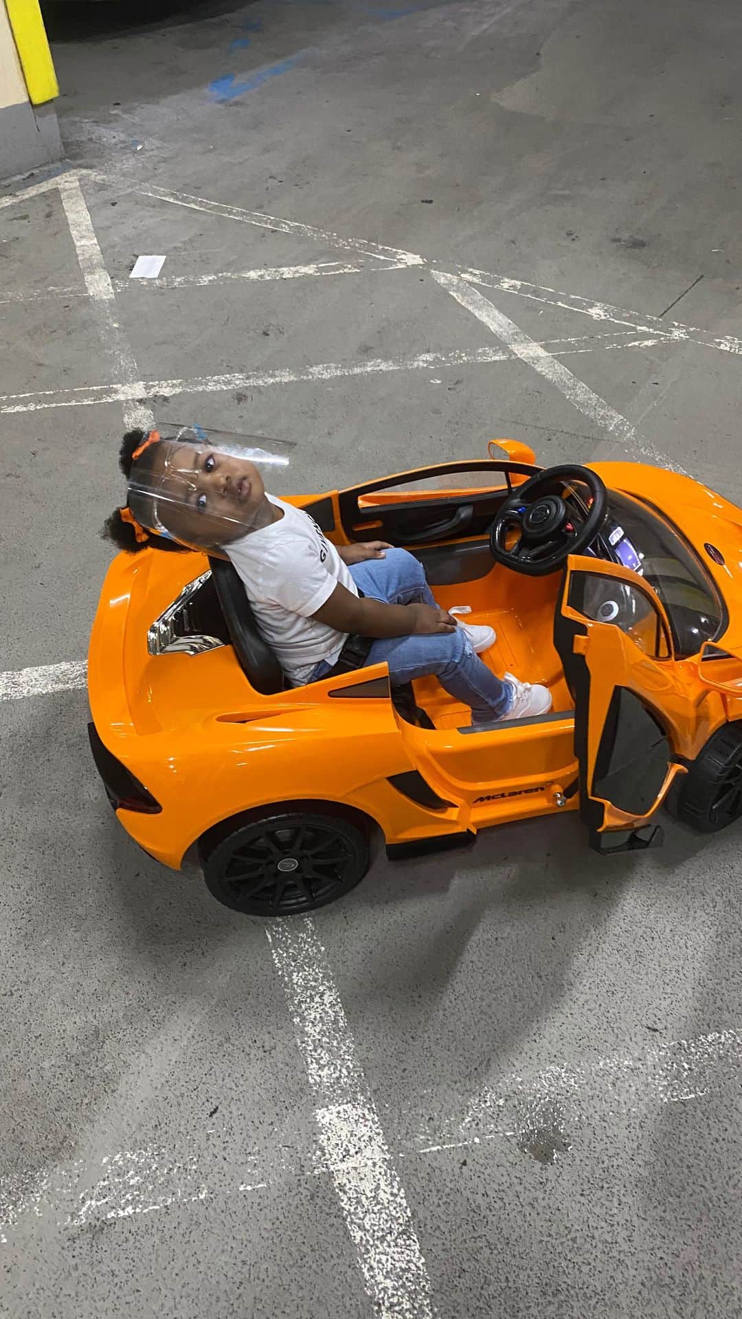 レミー・マーのインスタグラム：「She really think she in a real car driving🤦🏽‍♀️😂 Her swag was so crazyyyy! I was tightttt when @yandysmith brought this big ass box to her birthday party cuz I had to transport it and then find somewhere to store it cuz it was winter & she was only 1. Now, 6 months later we can’t get her out of it; she literally cries when it’s time to take her out. Great gift Yan!💋It plays her music and evening has A/C🤑 #RemyMa #TheGoldenChild #MyMac #KenzieGirl」