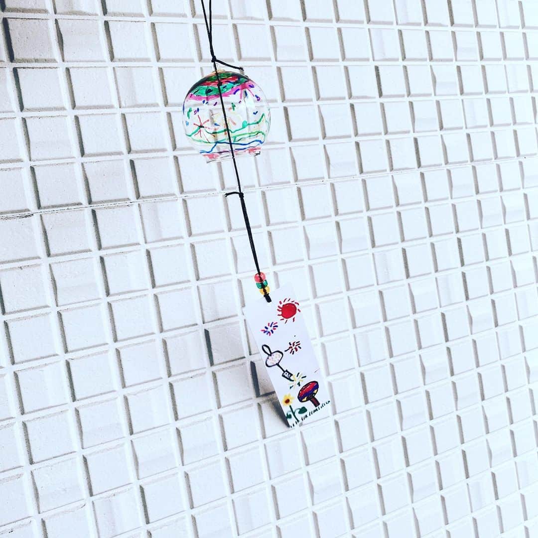 大堀恵さんのインスタグラム写真 - (大堀恵Instagram)「今年の夏は娘の手作り風鈴に癒されています。🌈 #夏　#風鈴」7月8日 21時26分 - ohorimegumi