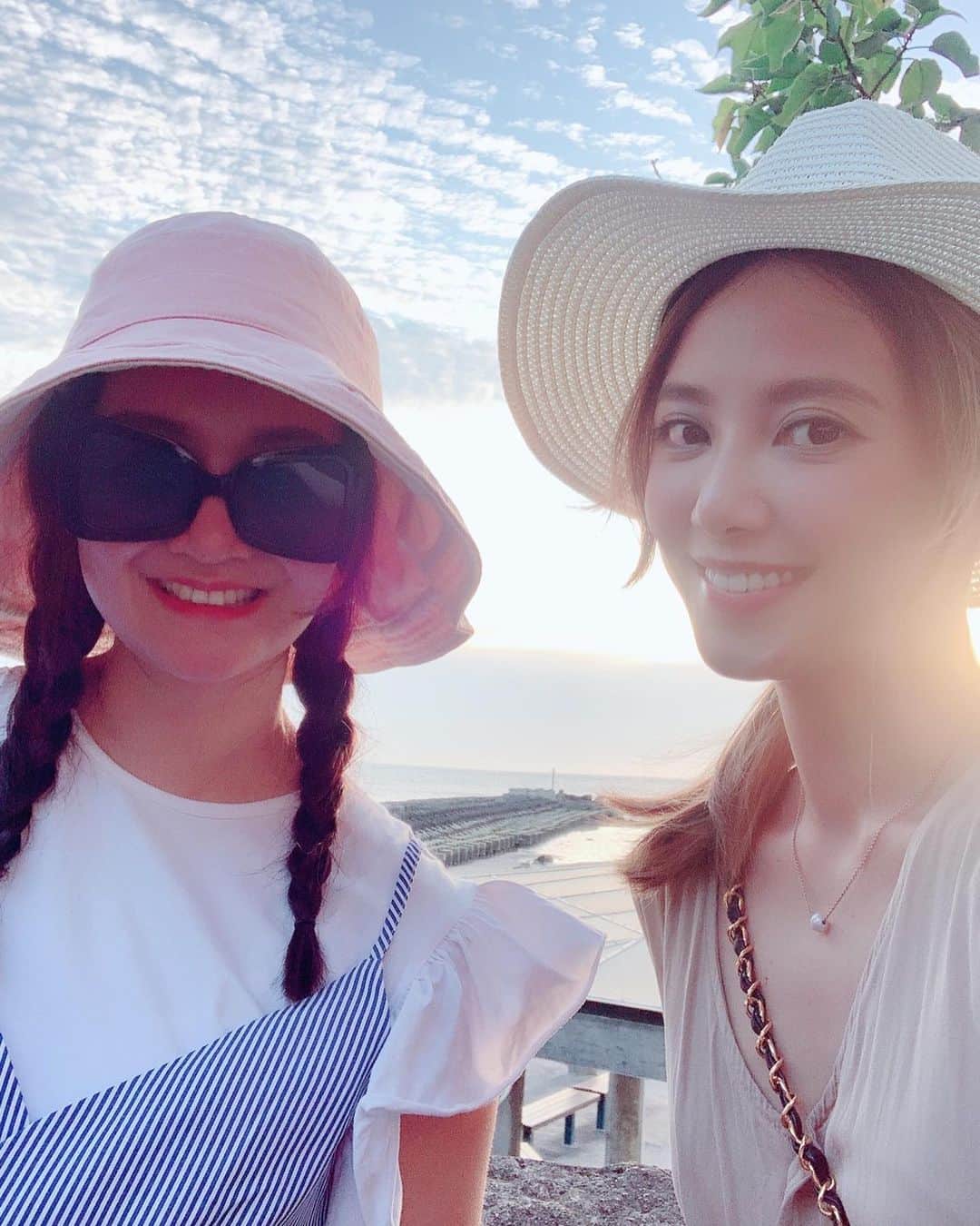 Miaさんのインスタグラム写真 - (MiaInstagram)「來看草泥馬跟小羊❤️ #爆牙草泥馬 #活潑的小羊 #小朋友可以餵動物 #這天的雲真美 #北海岸夕陽好美😌  #北海岸跑透透🥳」7月8日 21時35分 - mia06120612wgs