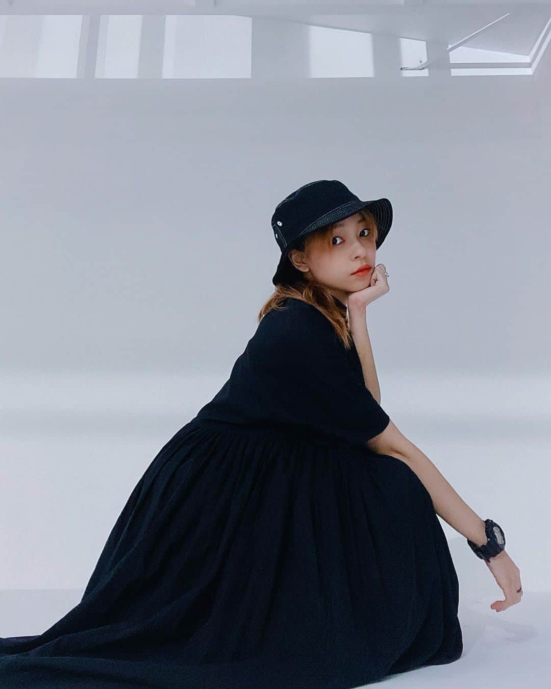 ジェニーのインスタグラム：「今日のコーデ。 真っ黒けっけワンピース。  この服最近のお気に入り。 マキシ丈のワンピースが好きなの。 ゆるゆるなワンピースも好きなの。 そして靴。見た？ 5000円で仕入れたの 通常価格よりめっちゃ安い！ 夏にばっちこいだと思ってて 去年の夏からこういうサンダルを 求めていたのです。ぬふふ。 だから嬉しいの。  #今日のコーデ #ootdってやつ #黒大好きピーポー #落ち着く #あ #青も好き！ #あと白も！」